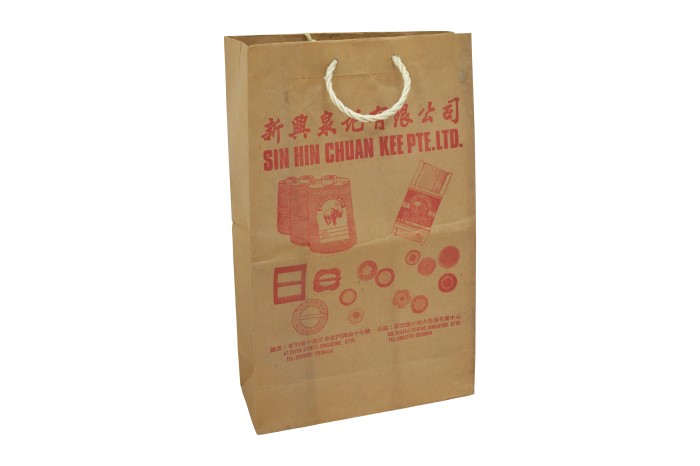 Beg kertas ini memaparkan gambar aksesori yang dijual di Sin Hin Chuan Kee, serta alamat kedai pertamanya di 47 Clyde Street.